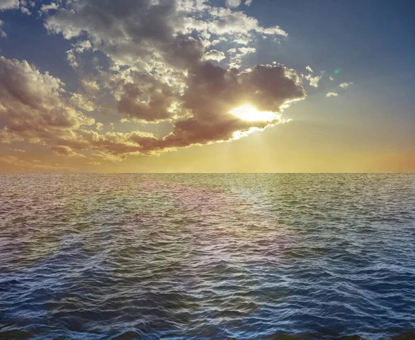 Güzel Romantik Günbatımı Okyanus Arka Planı Güneş Bulutların Arasından Yansıyor — Stok fotoğraf