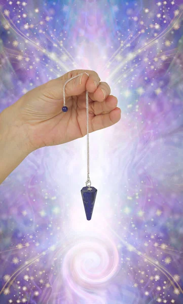 Dowsing Dengan Medan Energi Spiral Tangan Perempuan Memegang Lapis Lazuli — Stok Foto