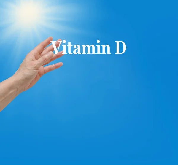 Get Your Vitamin Tle Sunshine Kobiece Ręce Sięgające Słowa Witamina — Zdjęcie stockowe