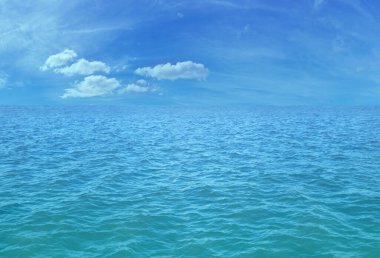 Güzel tropikal mavi deniz ve gökyüzü arkaplanı - yumuşak turkuaz mavi dalgalı okyanus ve küçük kabarık bulutlu mavi gökyüzü tatil seyahati konsepti için ideal 