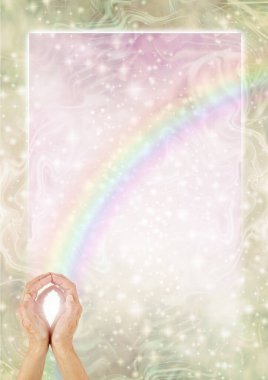 Faith Healers Altın Gökkuşağı Sınır Şablonu Arka planı - sol altta bir gökkuşağı ve sol altta bir kadın elleri ve reklam, Sertifika, Diploma, Ödül veya Reiki akreditasyonu için üst katta yer 