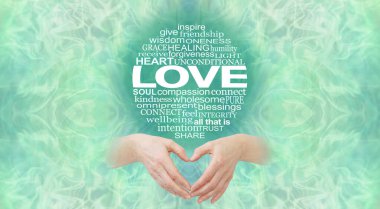 Love Circle Banner ile ilişkilendirilen kelimeler - aşkla ilgili yeşil dairesel kelime bulutu - aşağıda kadın elleri ile ilgili bir kalp şekli oluşturan fotokopi alanı ile simetrik soluk yeşil ruhani arkaplan