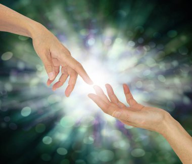 Reiki uyumluluğu kavramını almak - bir el diğer ele beyaz ışık ile dokunmak ruhani mezuniyet arasında yeşil bokeh sihirli arka plan ile metin alanı