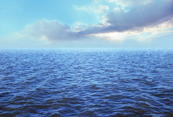 Güzel Masmavi Deniz Gökyüzü Arkaplanı Zengin Mavi Dalgalı Okyanus Güzel — Stok fotoğraf