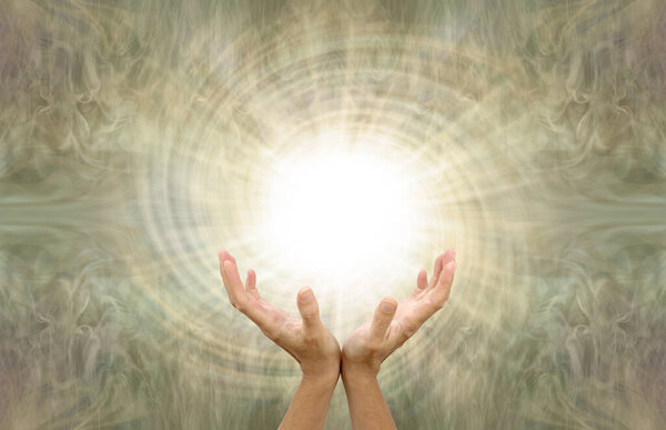 Чувствуя Мощный Золотой Вихрь Исцеляющая Энергия - Женские руки с чашечками, купающиеся в белом спиральном свете против бронзового золотистого энергетического поля с копировальным пространством                               