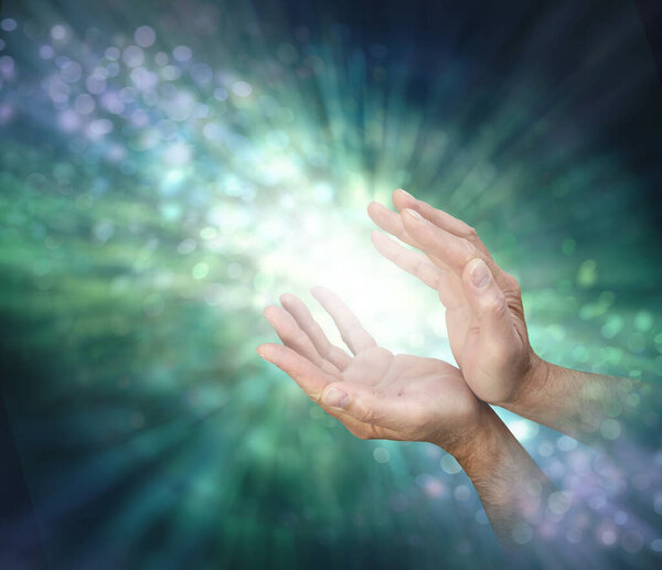 Направление целебной энергии туда, где это необходимо - мужские руки с светом между ними и поток внешней спирали зеленой энергии на боке фона и копирования пространства