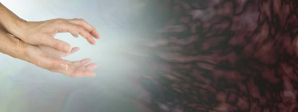 Curandeiro Espiritual Feminino Acalmando Energias Negativas Escuras Mãos Copos Enviando — Fotografia de Stock
