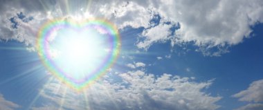 Göz kamaştırıcı gökkuşağı kalbi güneş patlaması Summer Cloud Scape arka plan - mavi gökyüzü ve pofuduk bulutlar güzel parlak bir güneş ile gökkuşağı renkli kalp çerçevesinden fotokopi uzayına bakıyor
