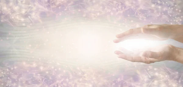 Рейкі Хілер Відправляє Енергію Віддаленого Зцілення Застіблені Руки Білим Світлом — стокове фото