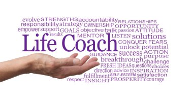 Yaşam koçluğu ile ilgili kelimeler. Kadın avuç içi açık, üzerinde LIFE COACH kelimeleri yüzüyor. Beyaz bir arka planda ilgili kelime bulutu ile çevrili.