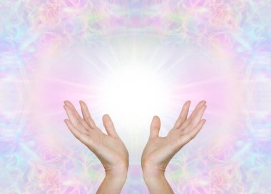Yüksek frekanslı aşk ve ışık iyileştirme enerjisi gönderiyoruz. Beyaz ışıkla beyaz elleri, soluk renkli enerji alanının arka planına karşı açık kadın elleri ve uzay kopyaları. 