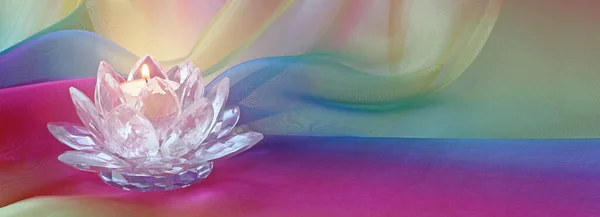 Faceted Crystal Lotus Flower Świeca Uchwyt Tęczowy Sztandar Płynący Wielobarwny — Zdjęcie stockowe