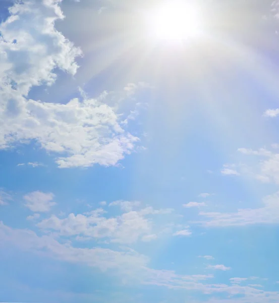 Gyönyörű Kék Sunny Day Sunburst Háttér Fényes Nap Puffadt Felhők — Stock Fotó