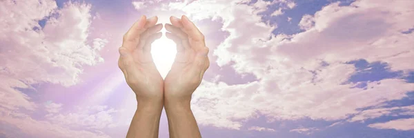 Fundo Mensagem Céu Cura Remota Alta Frequência Mãos Com Luz — Fotografia de Stock