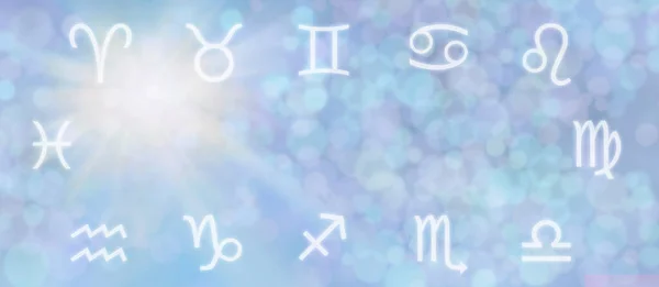 黄道带符号边框模板 12个星座符号 与浅蓝色的Bokeh背景形成边框 左上方为明亮的白色星暴 复制空间 — 图库照片