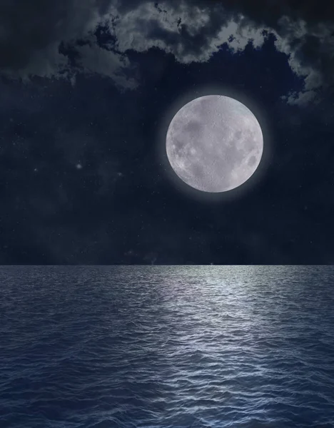 Полнолуние Сияющее Над Морским Озером Фон Темно Синяя Ночная Сцена — стоковое фото