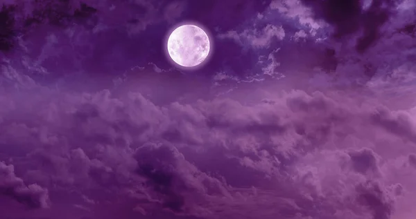 Magenta Night Sky Moon Und Wolken Wolkendecke Mit Vollmond Darüber — Stockfoto