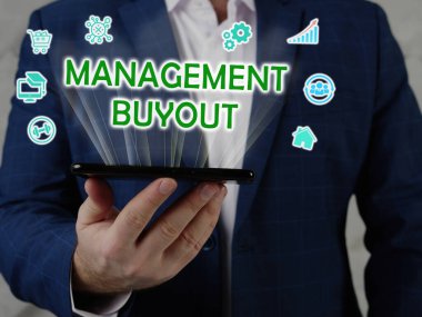  MÜZİK BÜYÜK ekrana yazıldı. Modern Bankacının elleri siyah akıllı telefonu tutuyor..