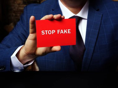 İş konsepti, üzerinde yazı olan sahte STOP anlamına geliyor. İş fotoğrafı yanlış bilgiyi durdurma çağrısını gösteriyor
