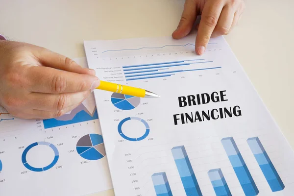 Financieel Concept Betekent Bridge Financiering Met Handtekening Print Met Diagrammen — Stockfoto