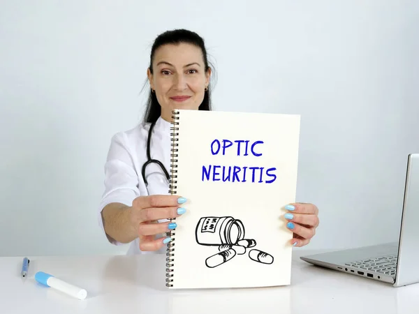 Перелік Тексту Optic Neuritis Подіатр Шукає Щось Ноутбуком — стокове фото