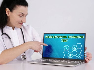 PTH PARATHYROID HORMone test cümlesi ekranda. Terapist ofiste internet teknolojileri kullanıyor