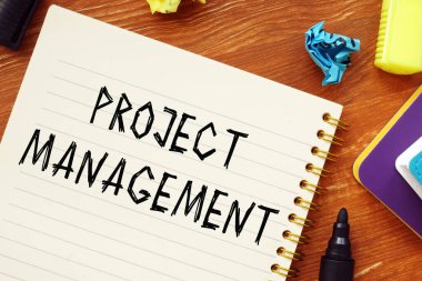  Plaka üzerinde PROJECT MANAGEMENT soru işaretleri.