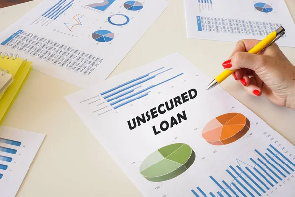Przedsiębiorczyni Wskazuje Napis Unsecured Loan Dokumencie Finansowym — Zdjęcie stockowe