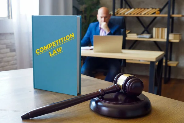 Δικαιο Του Ανταγωνισμου Στα Χέρια Ενός Δικηγόρου Δίκαιο Του Ανταγωνισμού — Φωτογραφία Αρχείου