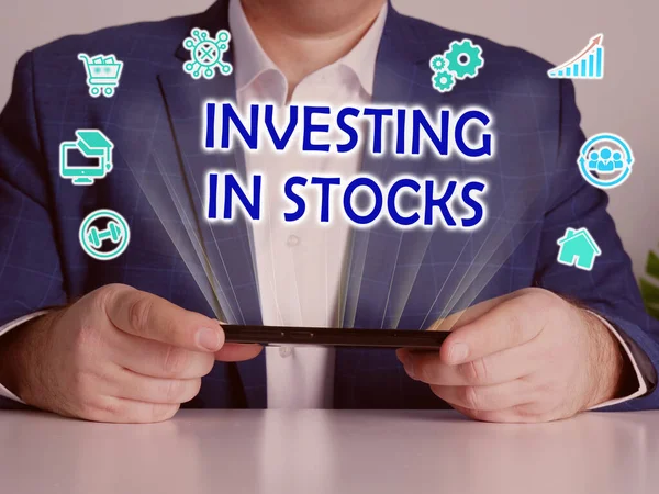 Investing Stocks Tekst Zoeklijn Zakenman Zoek Naar Iets Computer Investering — Stockfoto