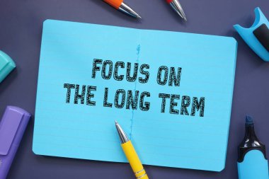 İş konsepti, sayfadaki cümleyle uzun vadeye odaklan demek..