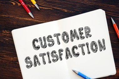  Kağıt üzerinde Müşteri memnuniyeti cümlesi.