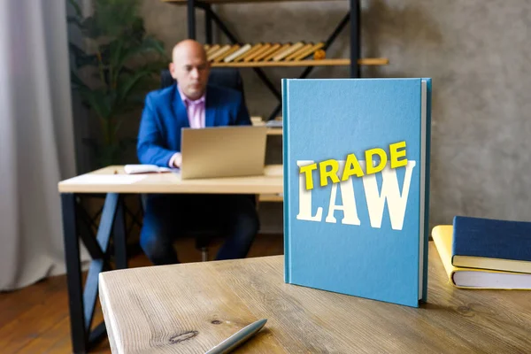 Νομικό Βιβλίο Εμπορίου Στα Χέρια Ενός Δικηγόρου Αύξηση Της Προβολής — Φωτογραφία Αρχείου