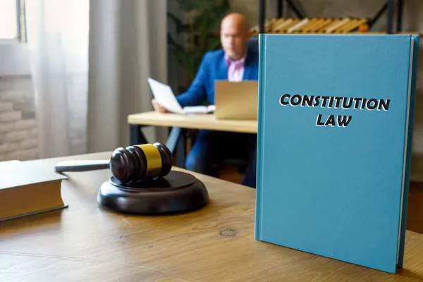 Δικηγόρος Κατέχει Constitution Law Book Συνταγματικό Δίκαιο Είναι Ένα Σύνολο — Φωτογραφία Αρχείου