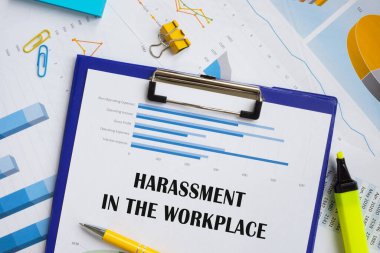 Finansal kavram, iş yerinde taciz anlamına gelir. Kağıtta yazılıdır..