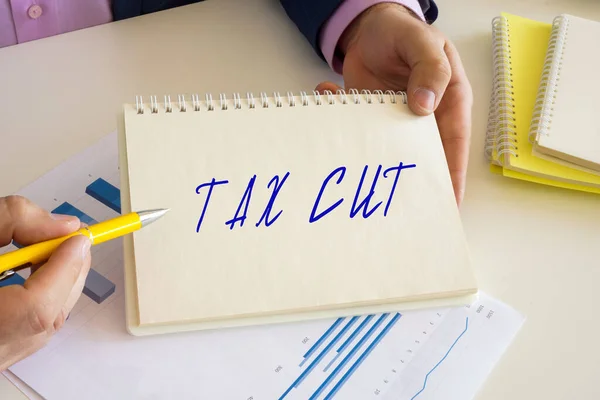 Zakenman Wijst Inscriptie Tax Cut Het Schrijfblok — Stockfoto