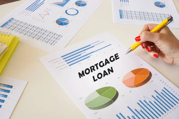 Bizneswoman Wskazuje Napis Mortgage Loan Wydruku Diagramami Tabelami — Zdjęcie stockowe