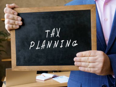 Tahtada yazılı vergi planlama ile ilgili finansal konsept.