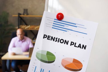 İş konsepti demek, finansal belgede yazılı PENSION Planı demek. İş adamı arka planda belgelerle çalışıyor..