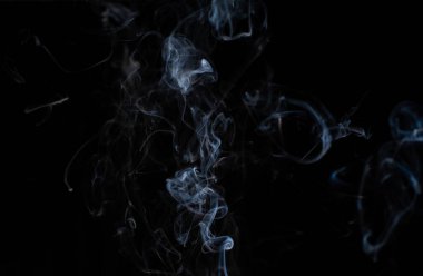dumanı siyah arkaplanda