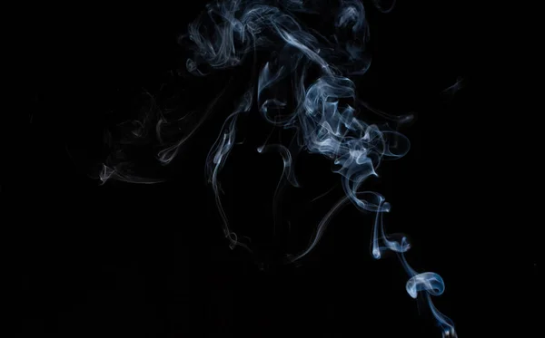 黑色背景上的烟 — 图库照片
