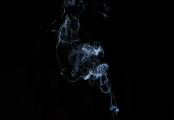黑色背景上的烟 — 图库照片