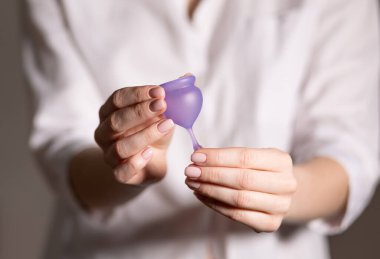 Bir kadının ellerinde regl kadehi