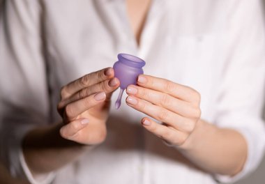 Bir kadının ellerinde regl kadehi