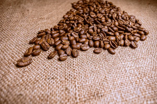 バラップを背景にした焙煎コーヒー豆 — ストック写真