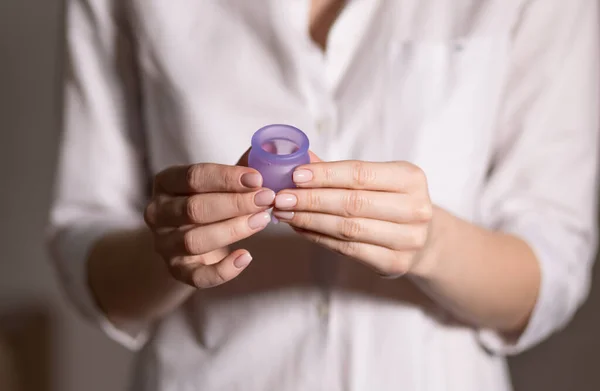 Egy Fiatal Fogja Menstruációs Poharat Szelektív Fókusz Sekély Dof — Stock Fotó