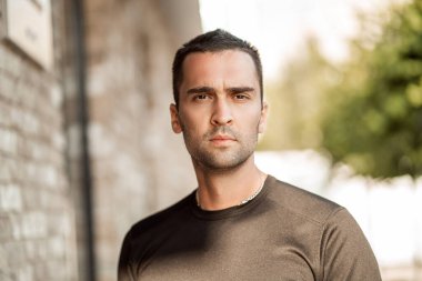 Siyah tişörtlü kısa tüylü yakışıklı adam. 