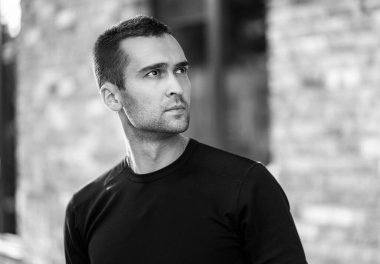 Siyah tişörtlü kısa tüylü yakışıklı adam. Portre