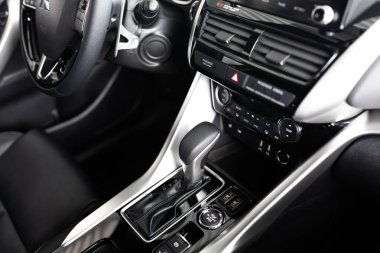 Vinnytsia, Ukrayna - 14 Nisan 2022: Yepyeni Mitsubishi Eclipse Cross. Ayrıntılar. LED farları, tampon, kaput, radyatör ızgarası, stop lambaları, yan kanatlar, aynalar.