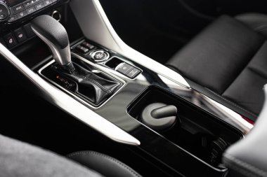Vinnytsia, Ukrayna - 14 Nisan 2022: Yepyeni Mitsubishi Eclipse Cross. Ayrıntılar. LED farları, tampon, kaput, radyatör ızgarası, stop lambaları, yan kanatlar, aynalar.
